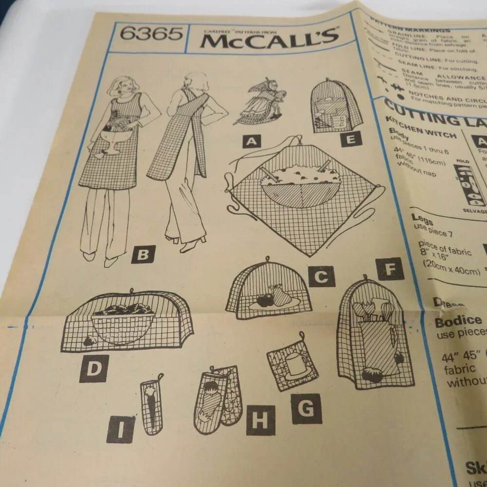 McCalls 6365 Sewing Pattern UNCUT with applique patterns Apron, Oven Mitts
